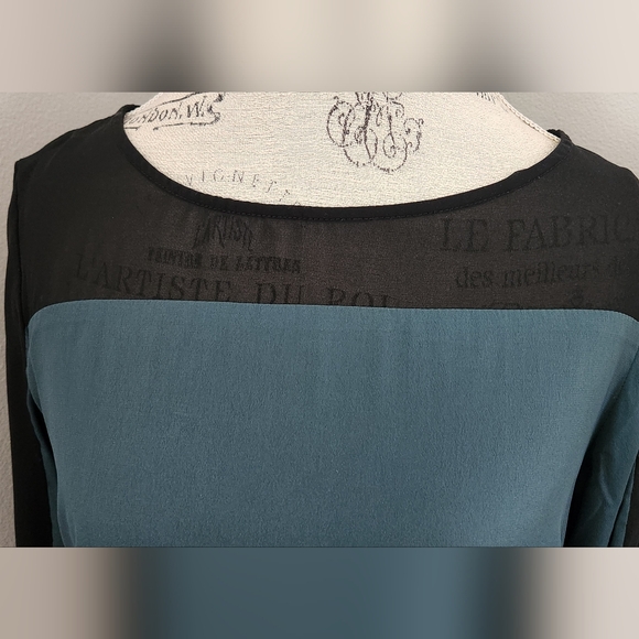 W118 Walter Baker long sleeve blk & green flowy blouse in size S - Picture 4 of 10